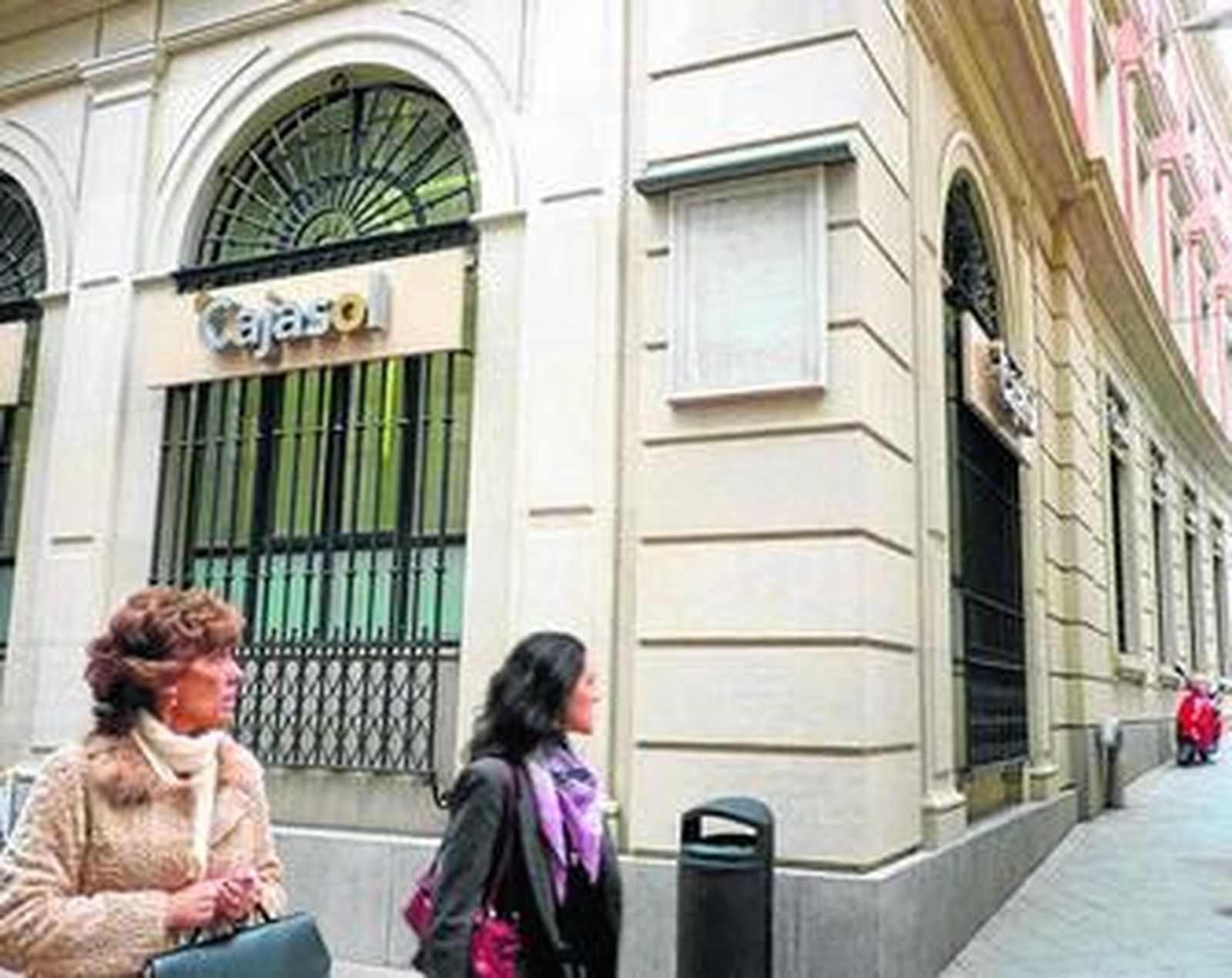 El edificio de Cajasol en la calle Sierpes que será rehabilitado como museo.