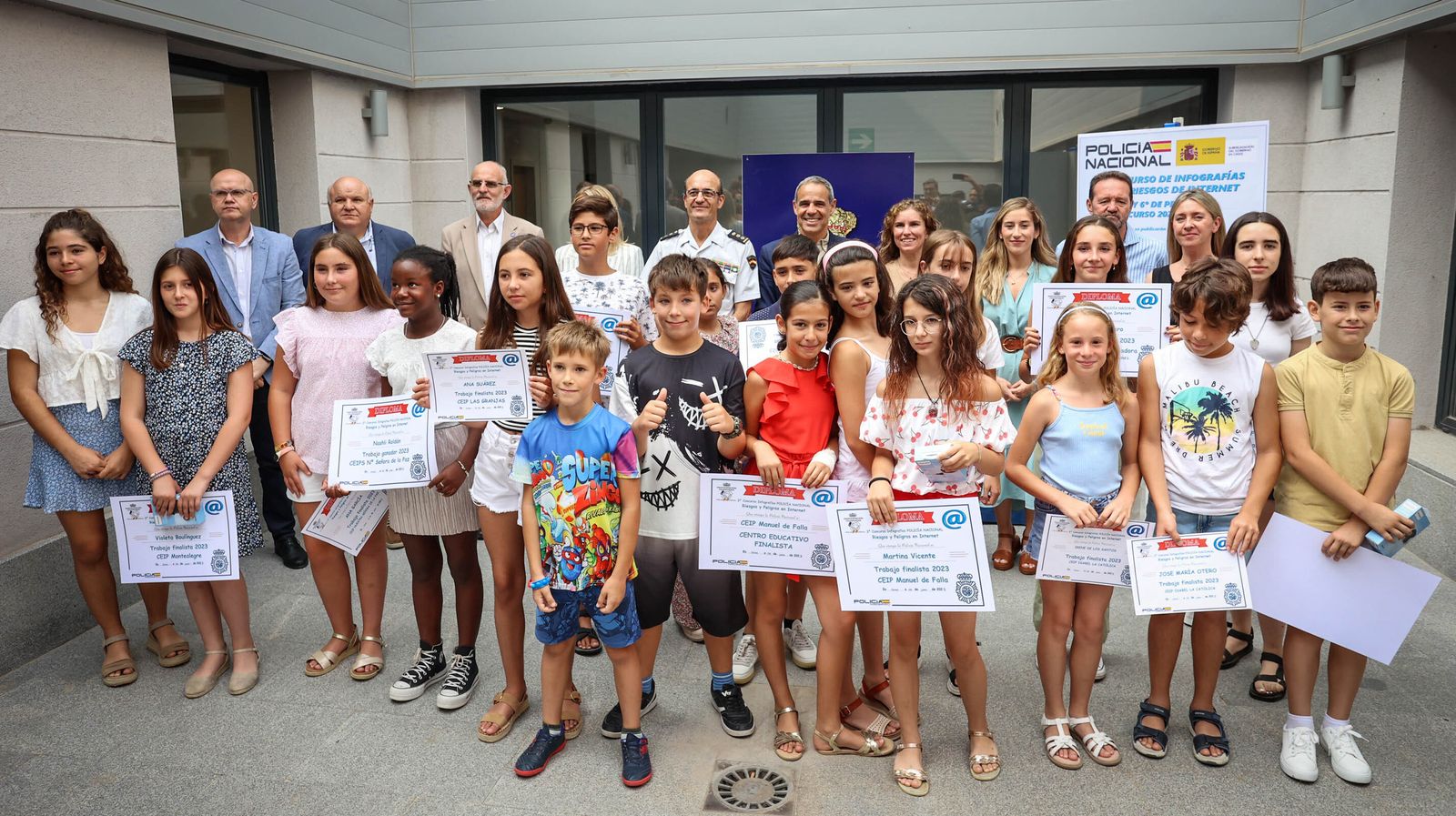 La policía entrega los 3º Premios de Infografías Sobre el Riesgo de Internet a escolares de Jerez