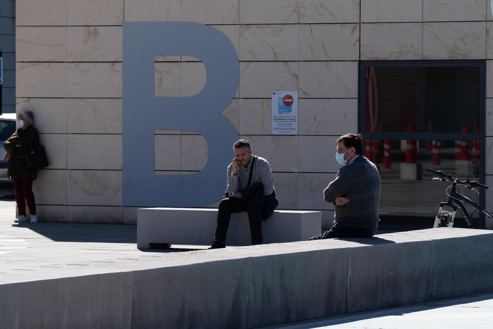 Una muerte y hospitalizaciones a la baja para consolidar el fin de la sexta ola del coronavirus en Granada