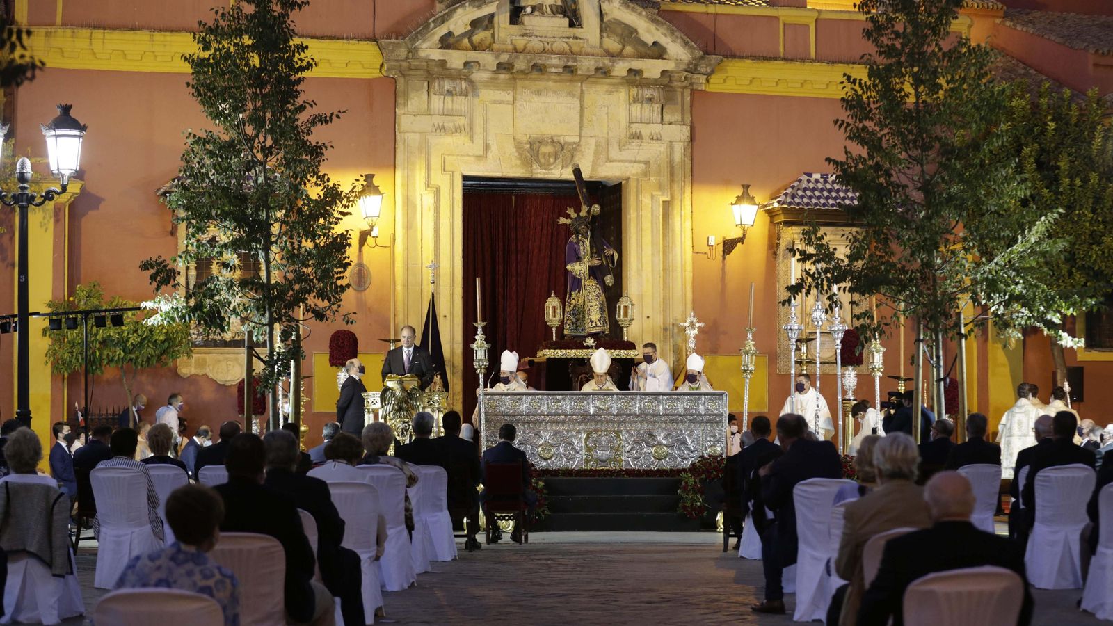 El Señor enmarcado en la puerta de la parroquia.