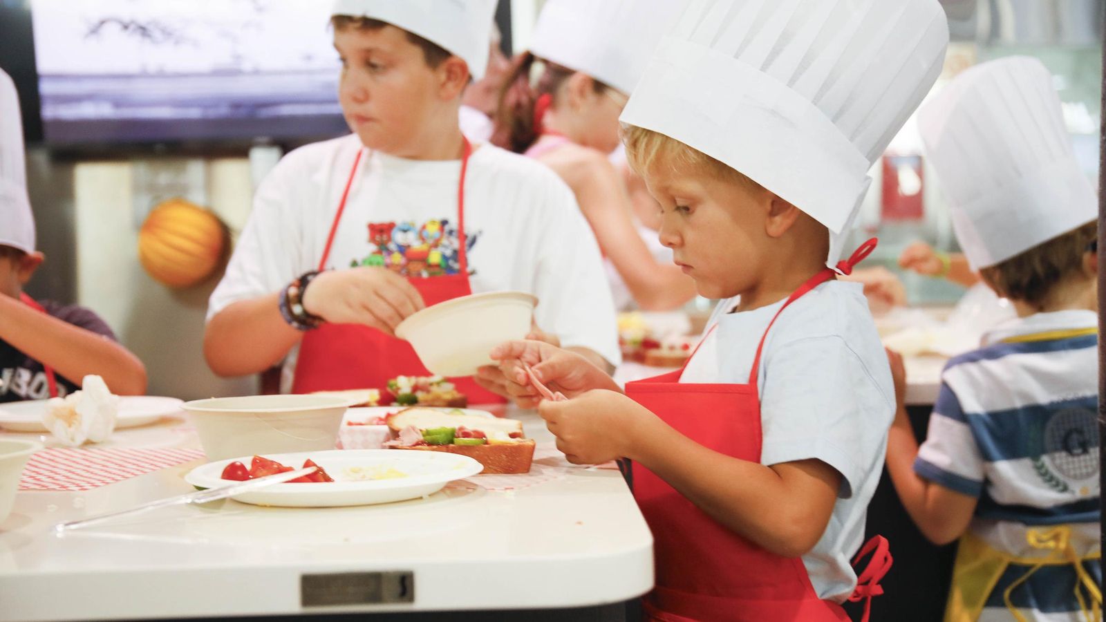 Las imágenes del taller infantil de cocina en el mercado de Almería