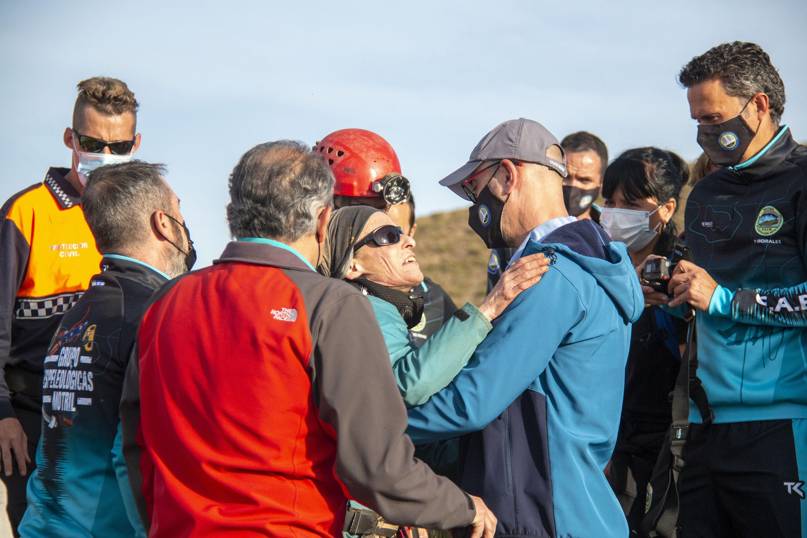 Así ha sido la salida de Beatriz Flamini tras 500 días en una cueva de Granada, en imágenes