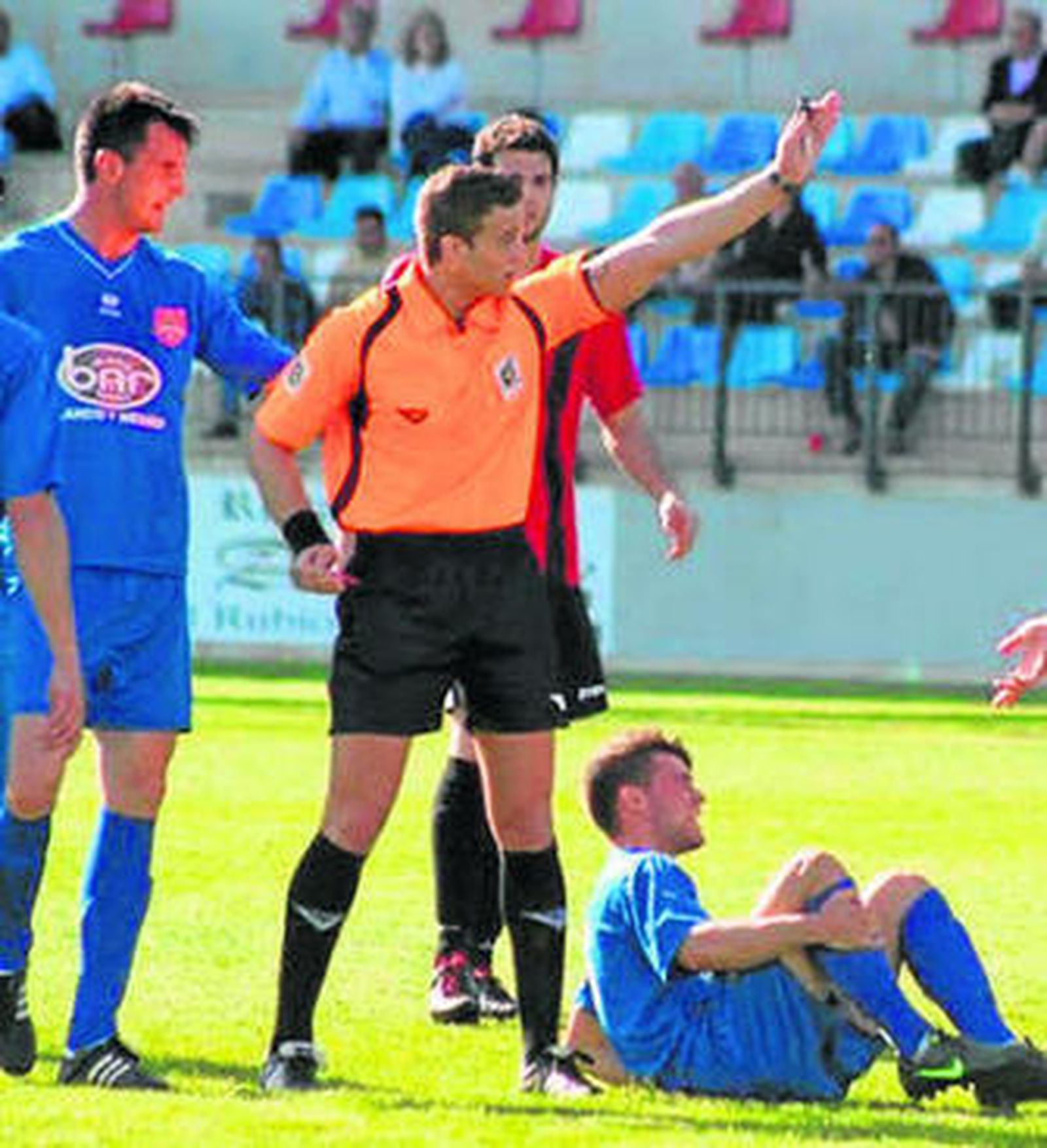 Alberola Rojas señala una falta en presencia de jugadores mayor que él.