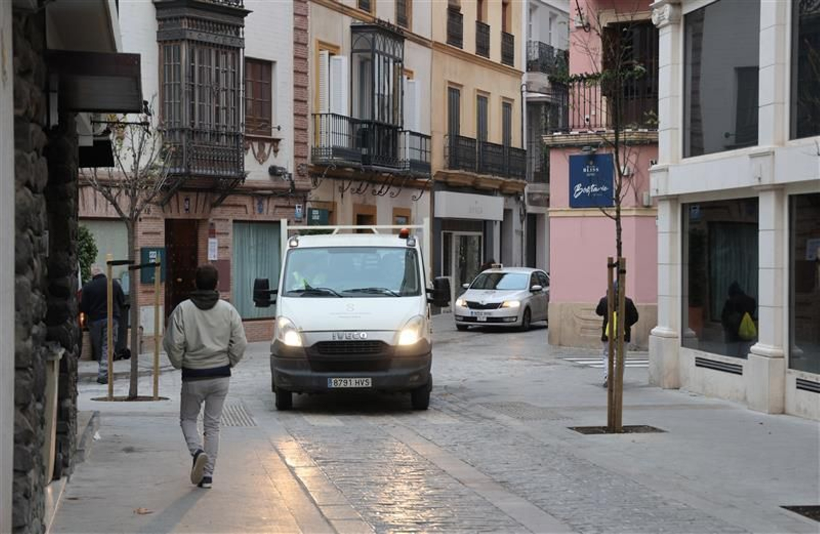La calle Zaragoza recupera el sentido de circulación original  tras la finalización de las obras