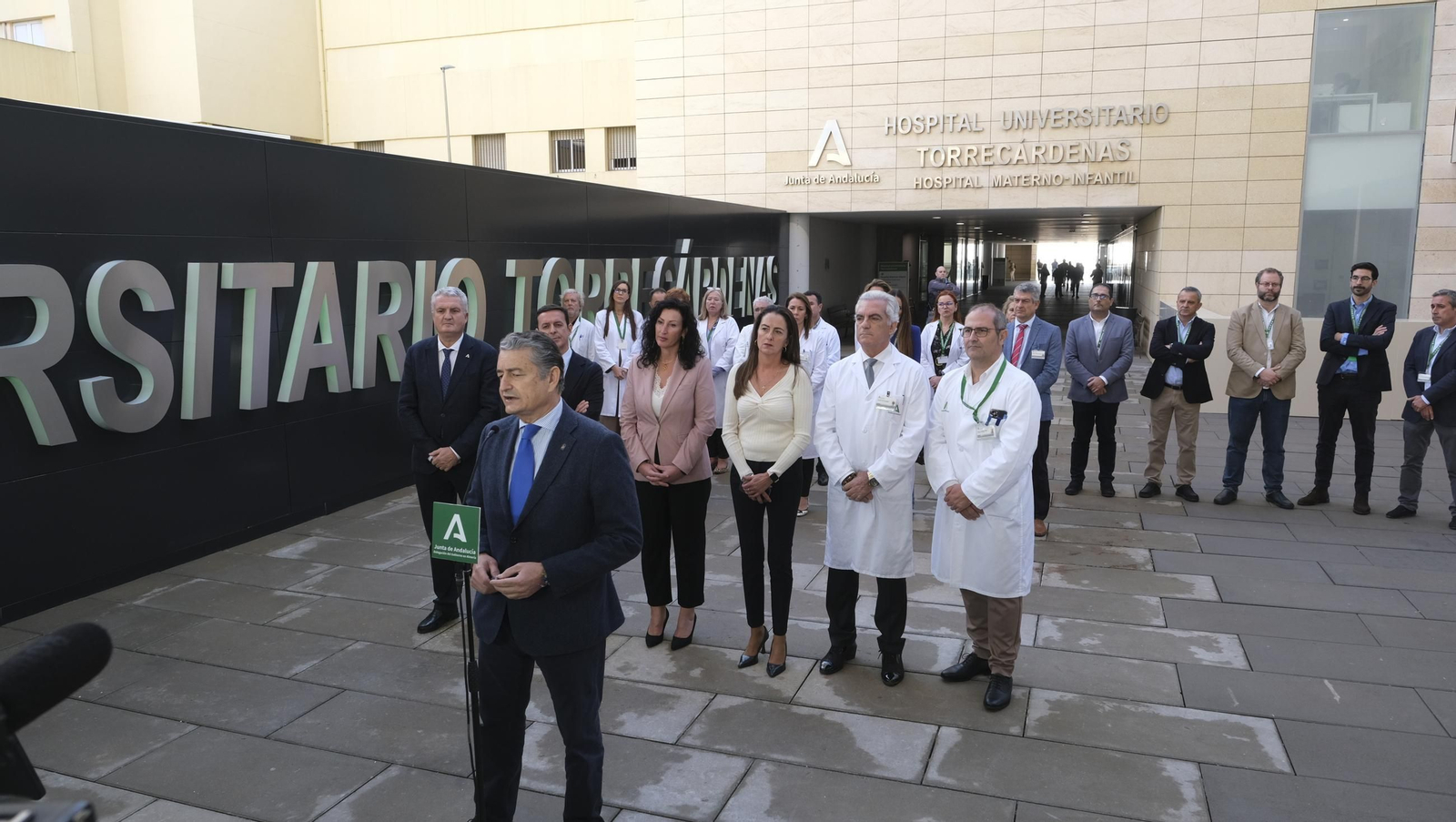 Visita del Consejero de Salud, Antonio Sanz, al nuevo edificio de consultas externas del Hospital Torrecárdenas, en imágenes