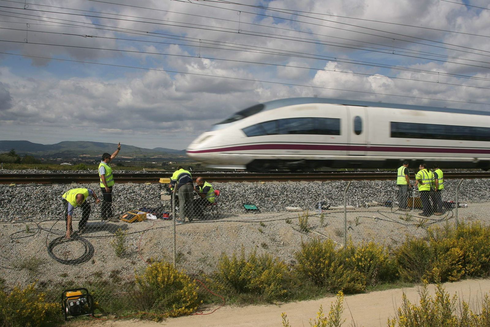Adif pide a las ferroviarias suspender el último servicio del día en Madrid-Barcelona.