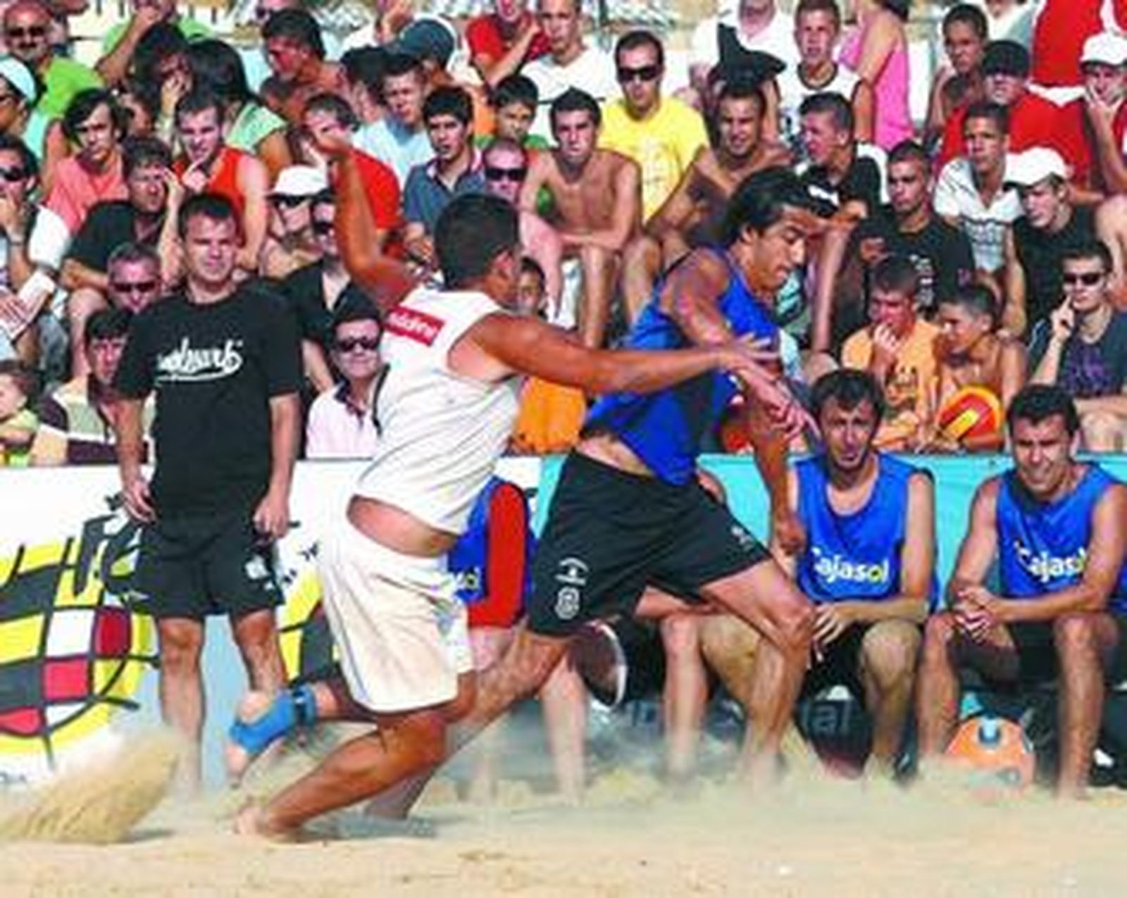 Un jugador sanluqueño intenta avanzar ante la mirada de su técnico, Diego Ramírez.