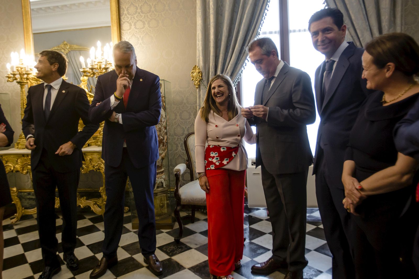 Las imágenes del relevo en la presidencia de la Diputación de Cádiz