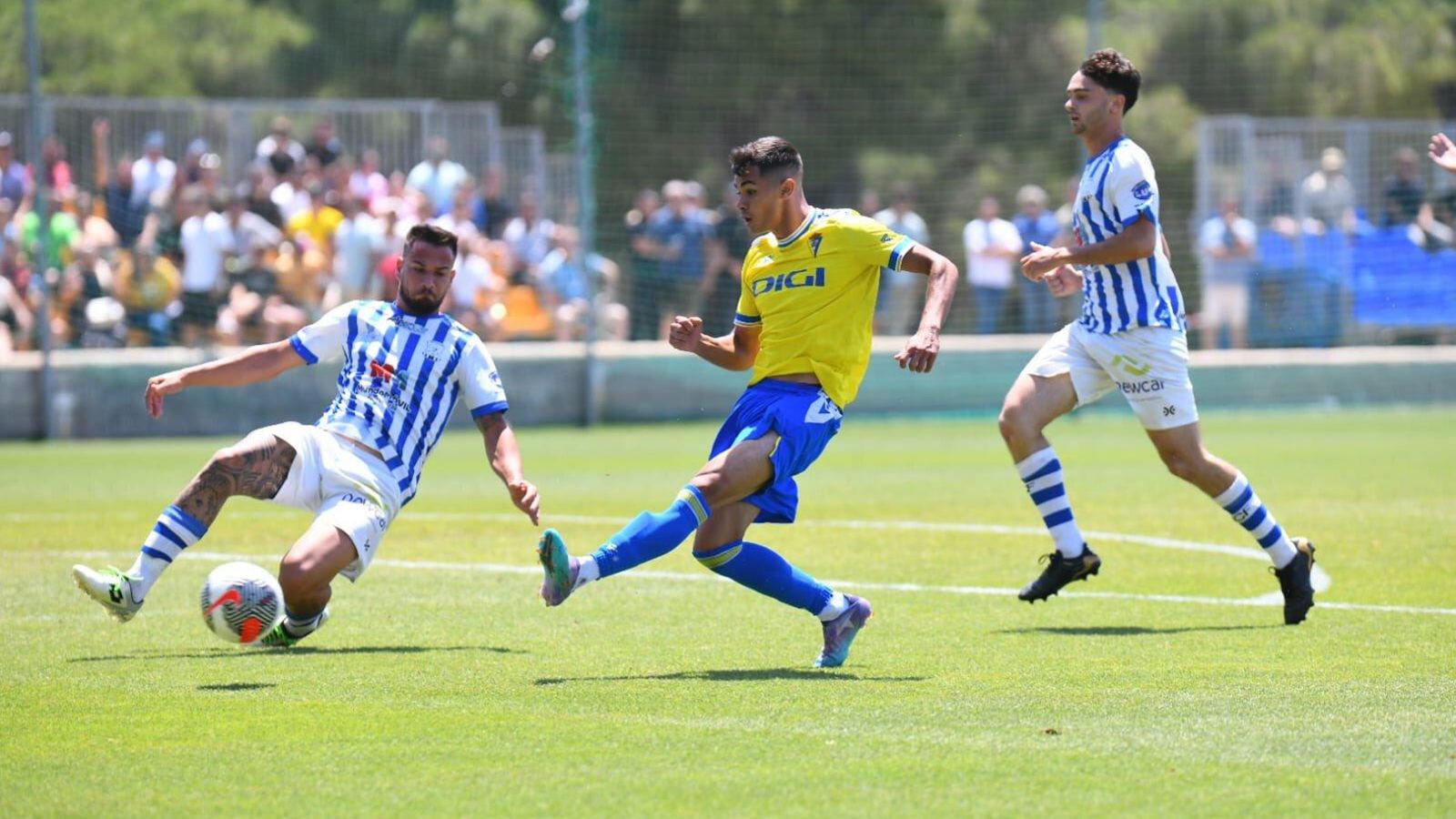 López se lanza al suelo para cortar el disparo de Pereira.