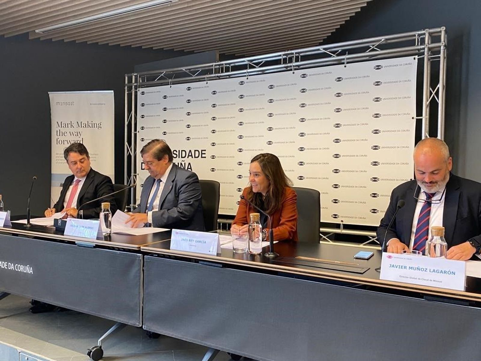 Firma del convenio entre Minsait y la Universidad coruñesa.