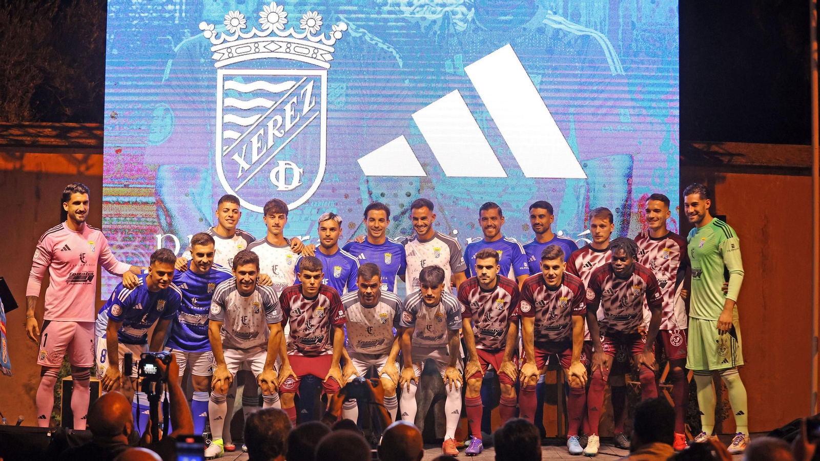 Los jugadores del Xerez CD posan con las tres equipaciones que lucirán la próxima temporada.