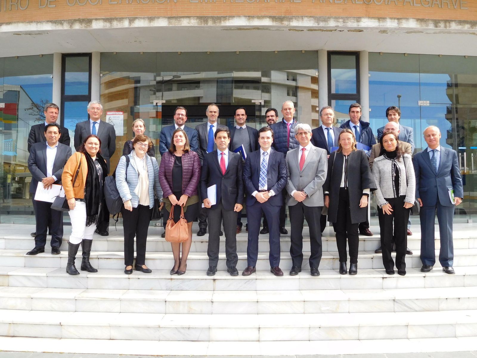 El secretario general de Industria fue recibido frente a la sede de la Aiqbe.