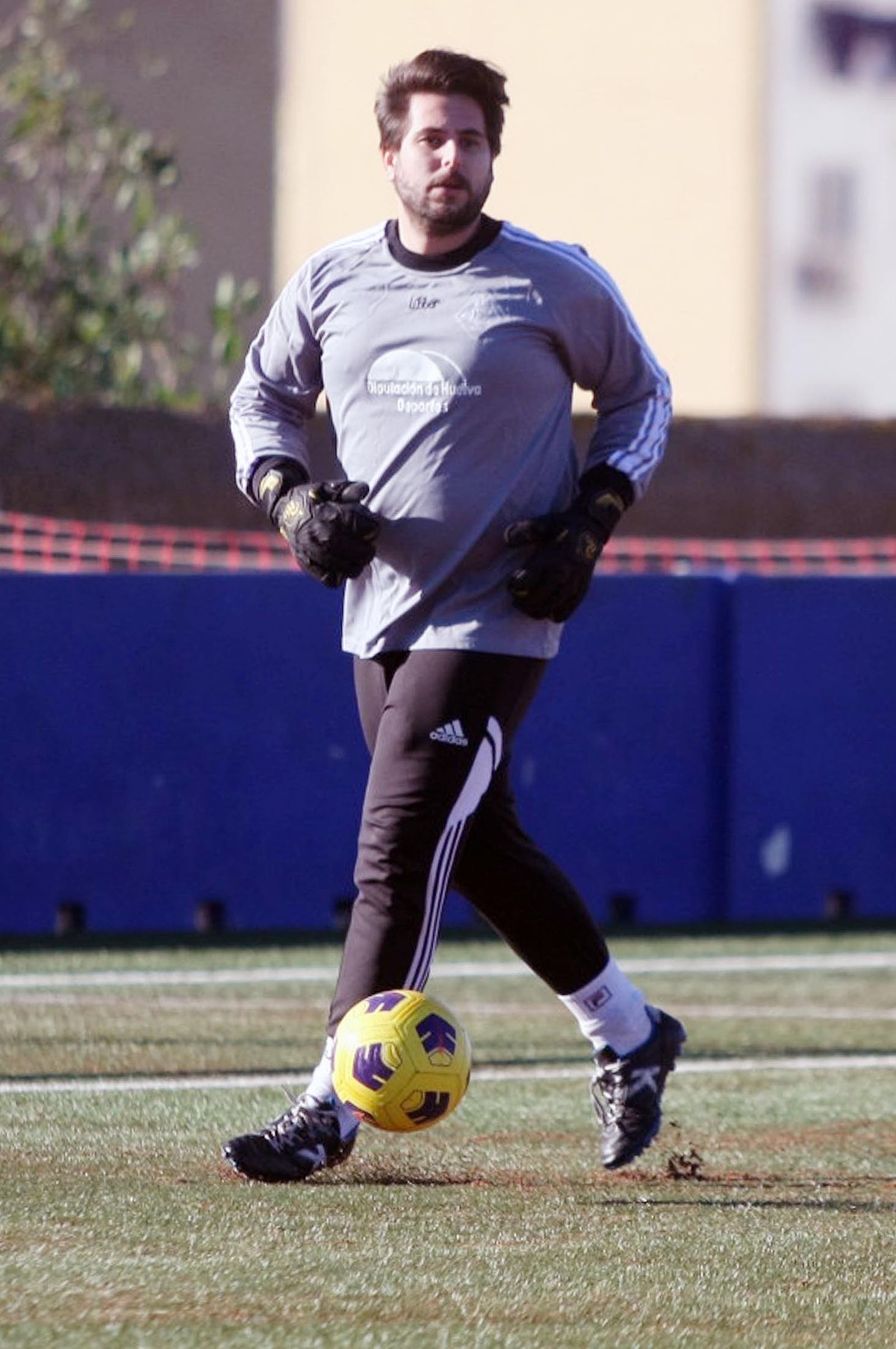 Imágenes del partido homenaje a los árbitros históricos de fútbol de Huelva