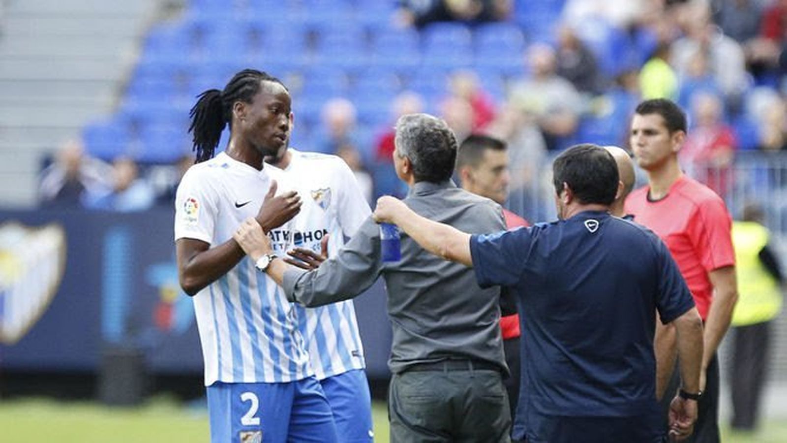 Koné conversa con Juande Ramos durante un partido.