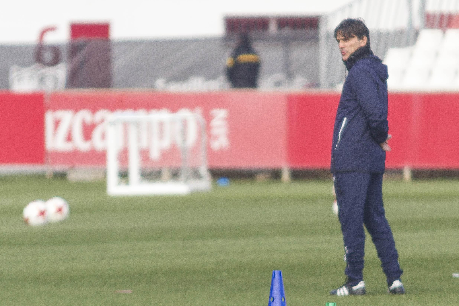 Montella observa la sesión que dirigió en la mañana de ayer.