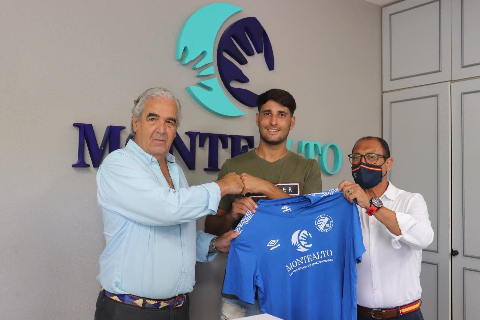Alberto Durán, junto a Ignacio de la Calle y Eduardo García, gerente de Centro Médico Montealto.