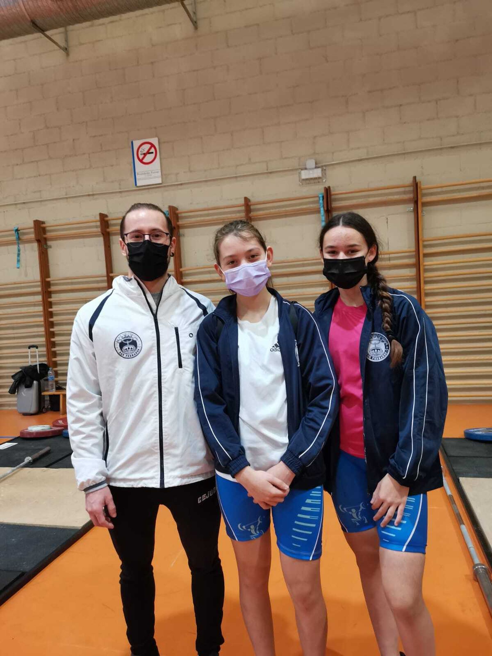 El entrenador, Jorge Victorian, junto a Camila Martínez y Carmen Esparragosa.