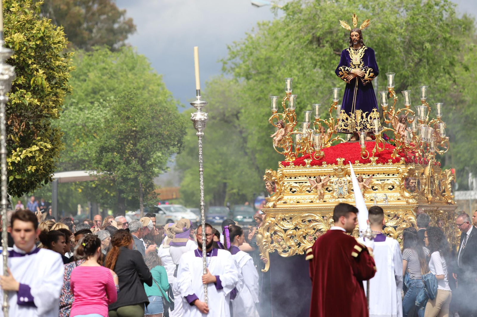 Imágenes del recorrido de la Hermandad del Cristo Cautivo de Huelva