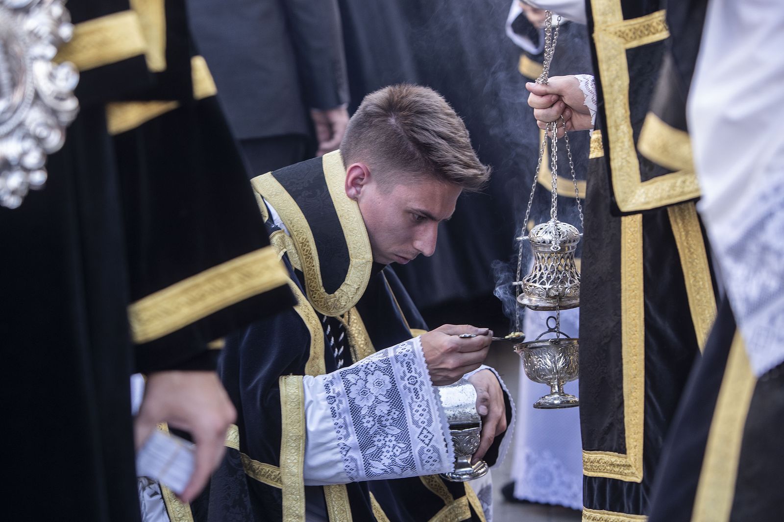 Acólitos de la hermandad de la Caridad, en la Semana Santa de 2019.