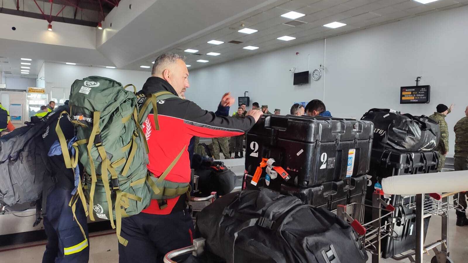 Bomberos vuelan hacia la zona afectada a Turquía