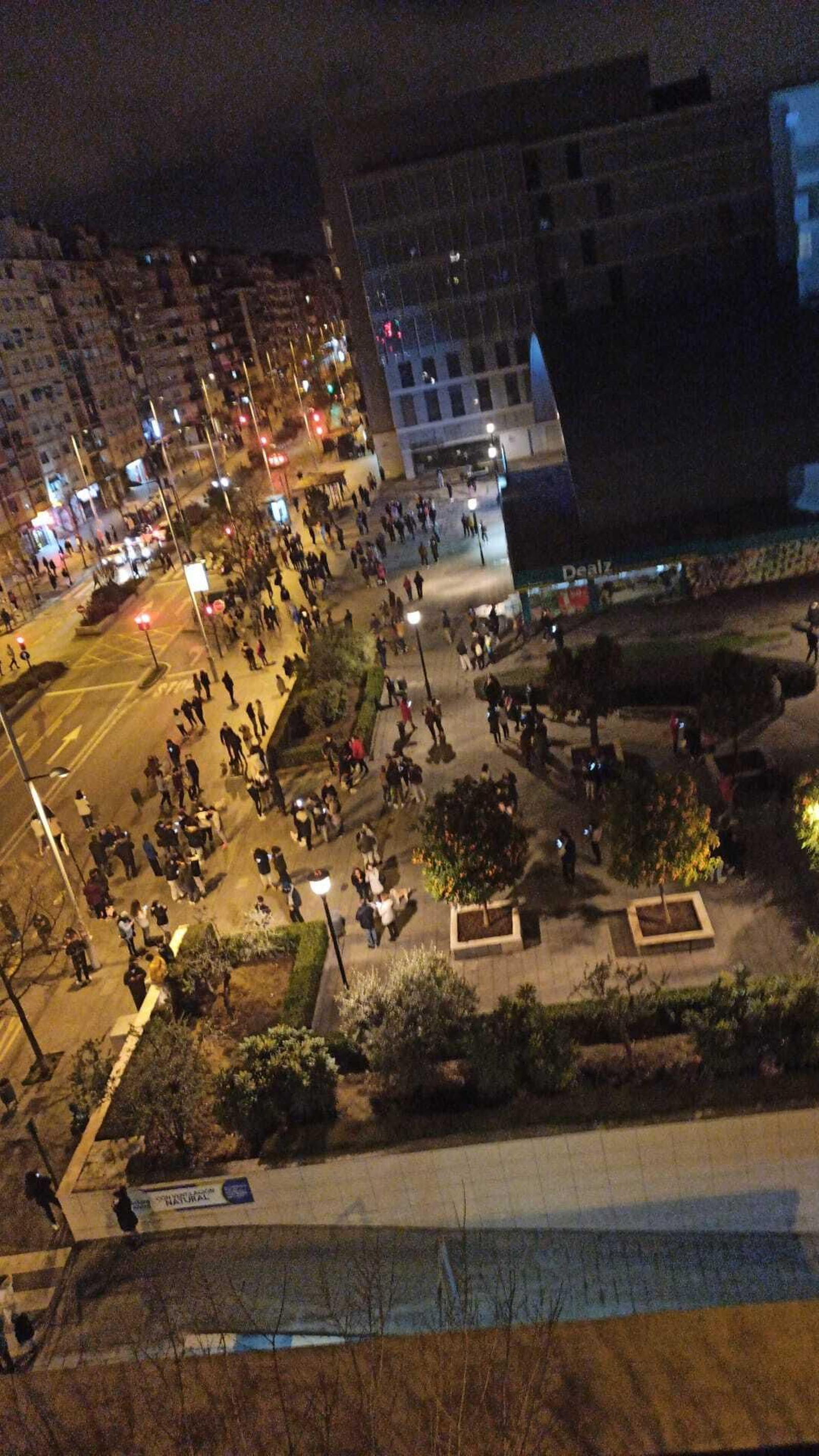 Fotos: cientos de personas salen a la calle tras los terremotos en Granada