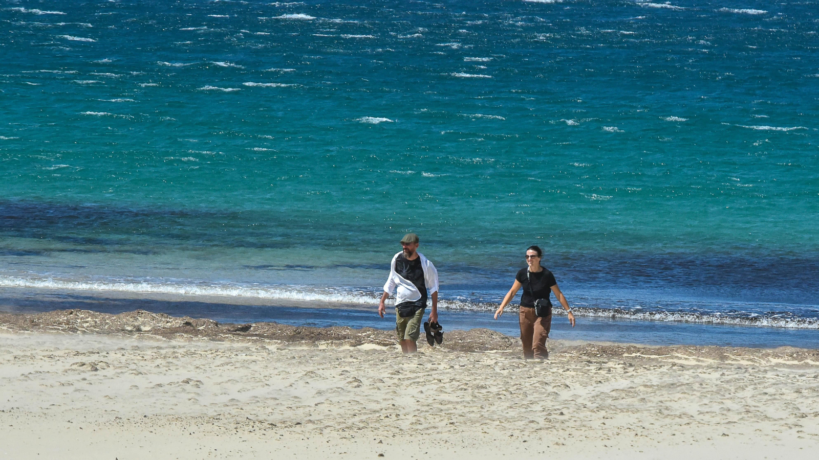 Un día de levante fuerte en Tarifa, en imágenes