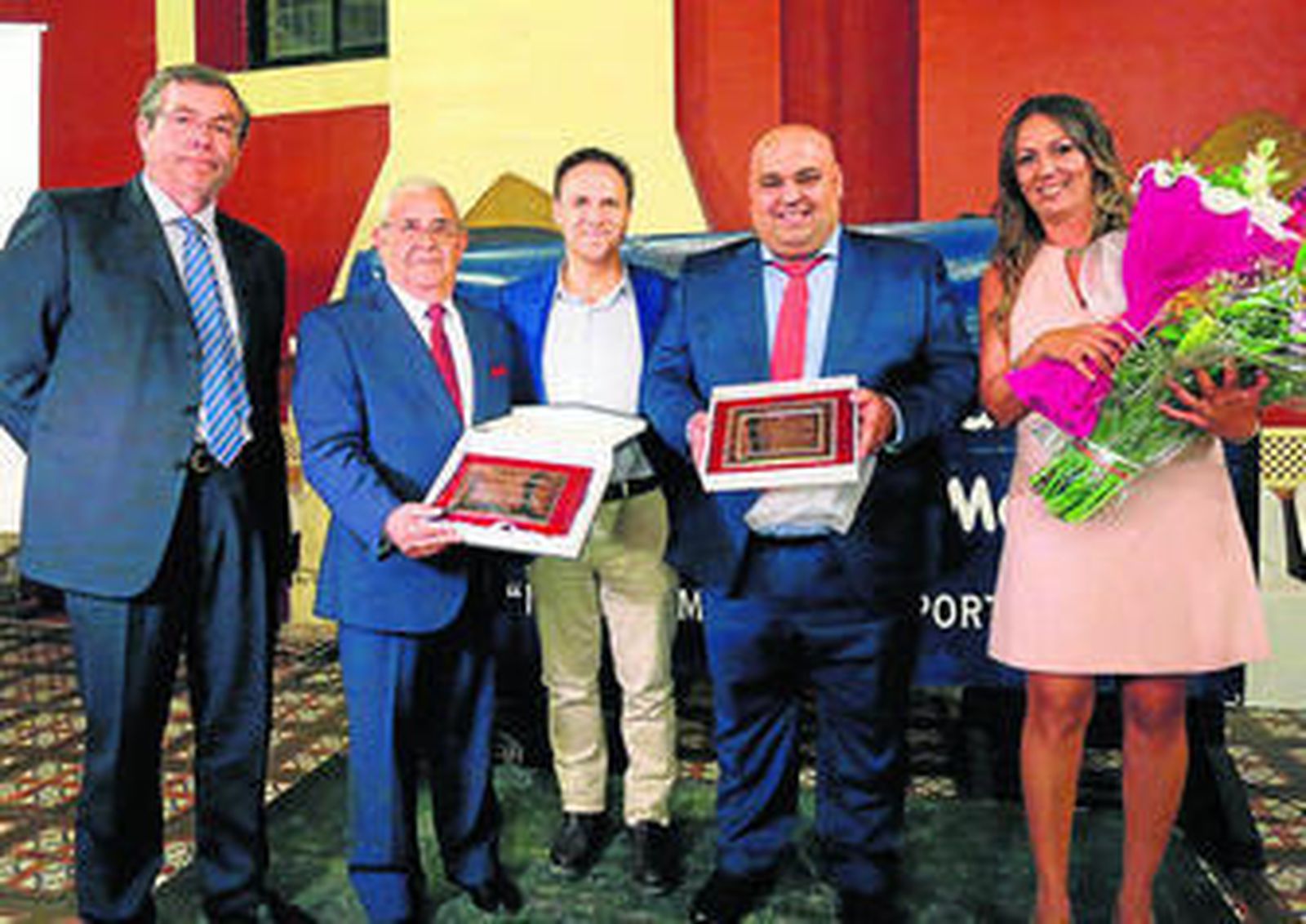 De izquierda a derecha, Santiago Feberero, Tomás Santana, David de la Encina, Antonio Morales y su esposa.