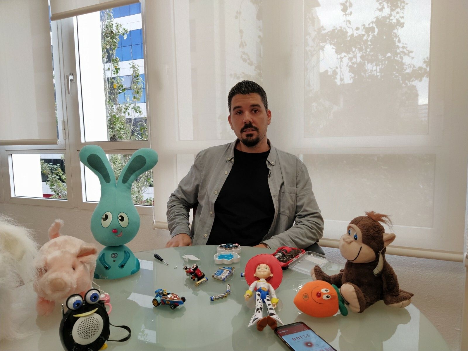 Juan Manuel Muñoz rodeado de juguetes que van a pasar por sus manos para ser reparados