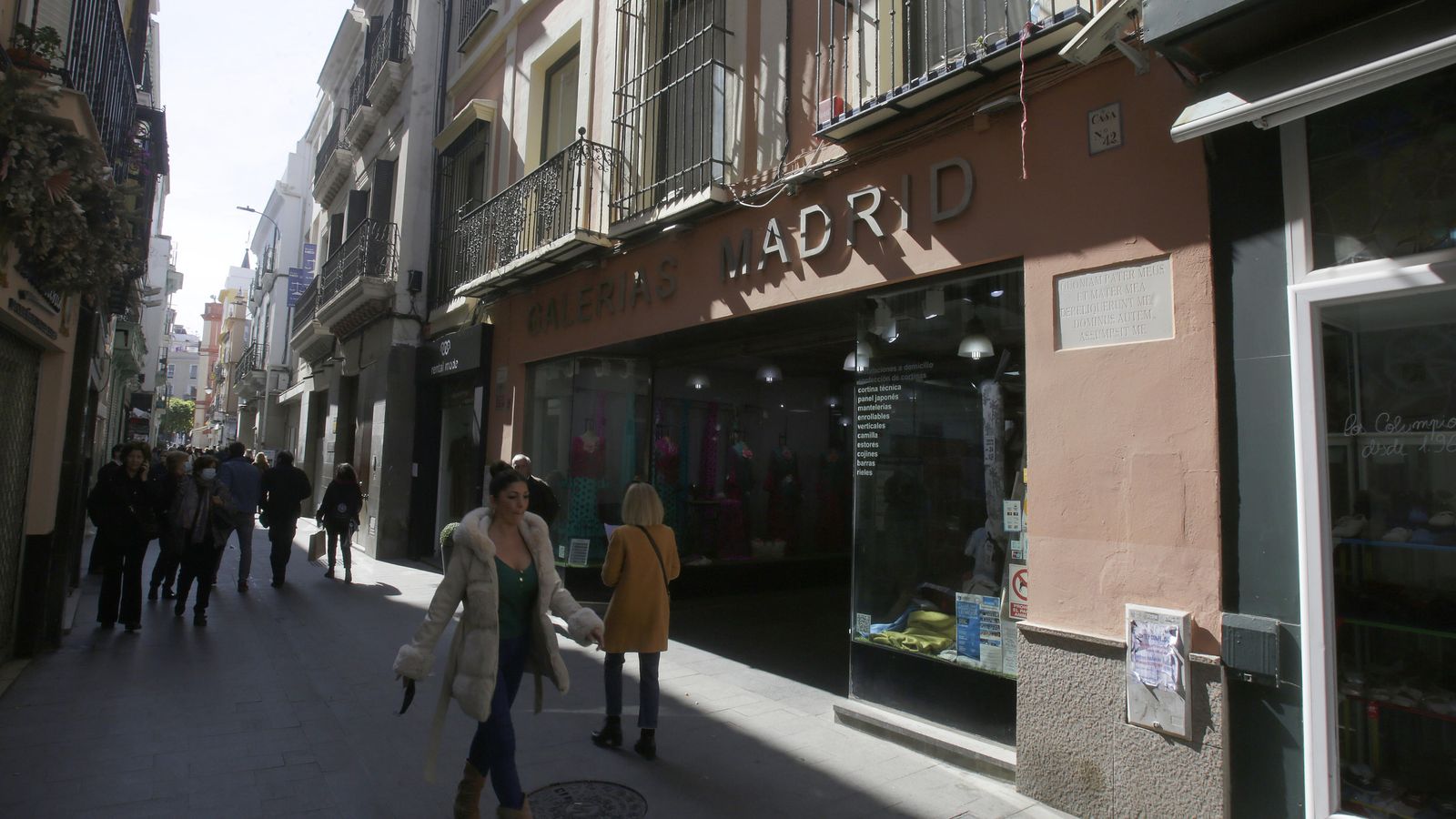 La fachada de Galerías Madrid de la calle Cuna donde se encuentra la placa en latín