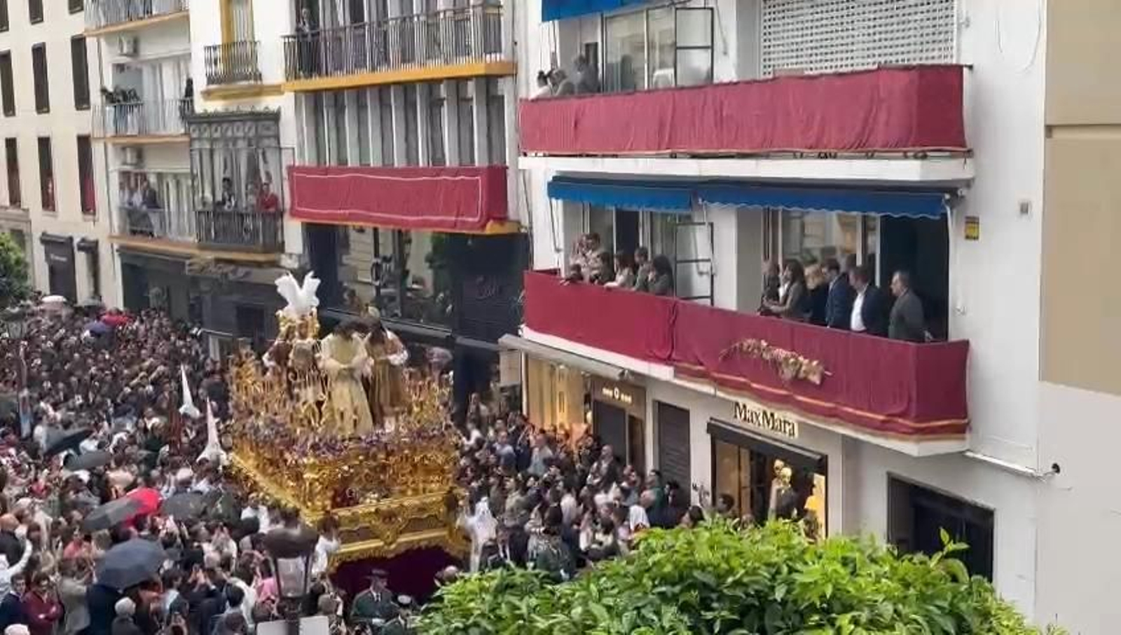 San Gonzalo en calle Rioja bajo la lluvia