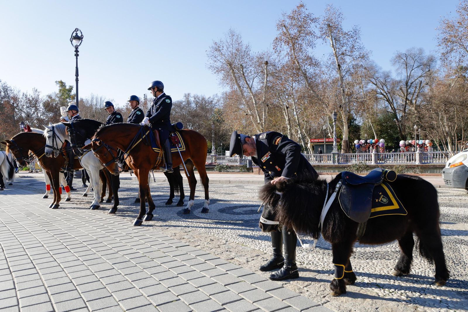Las imágenes de la celebración del día de San Antón por la Policía Nacional en la plaza de España