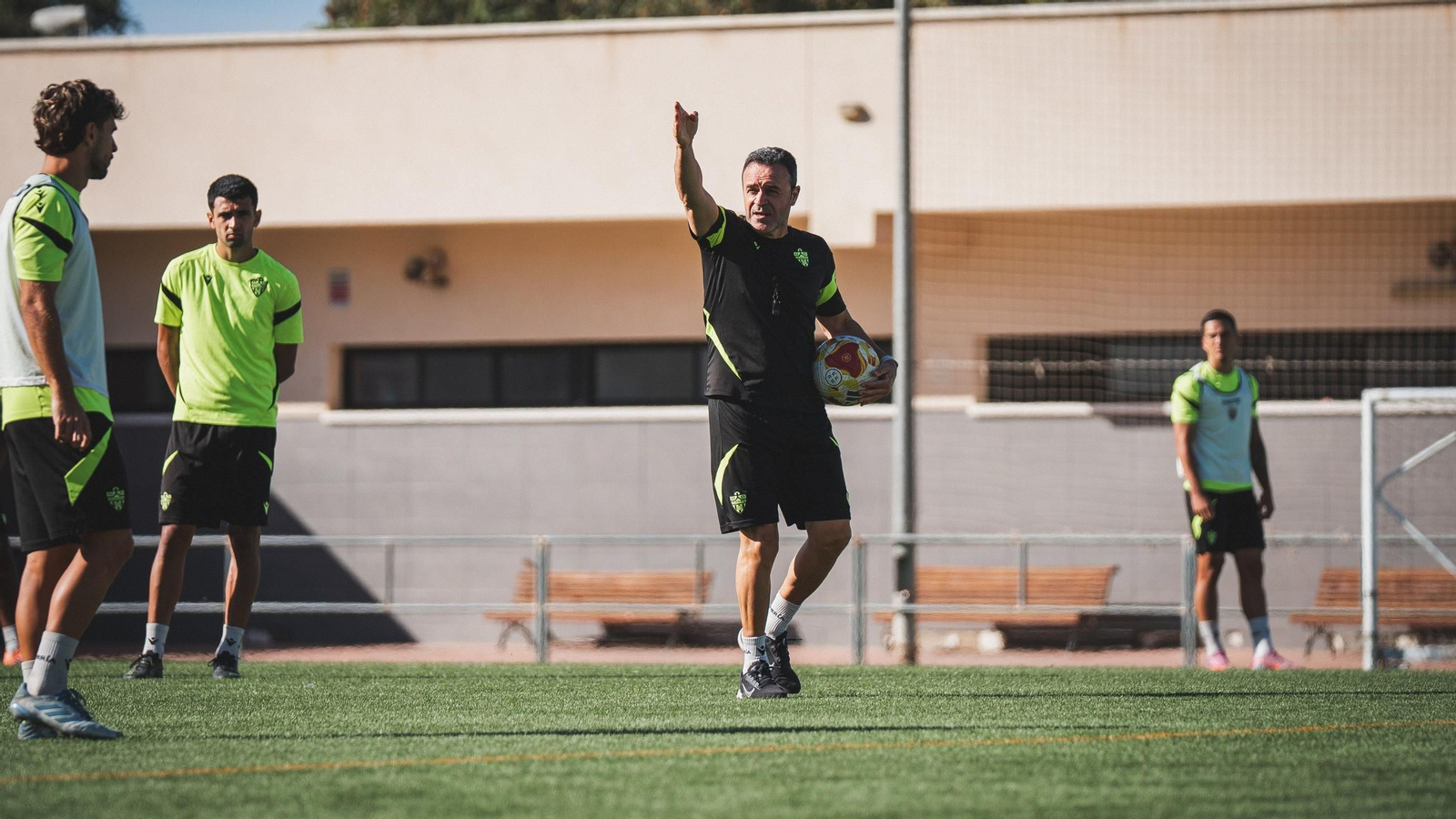 Salmerón se hizo cargo del equipo el jueves y este domingo debuta en Chapín.