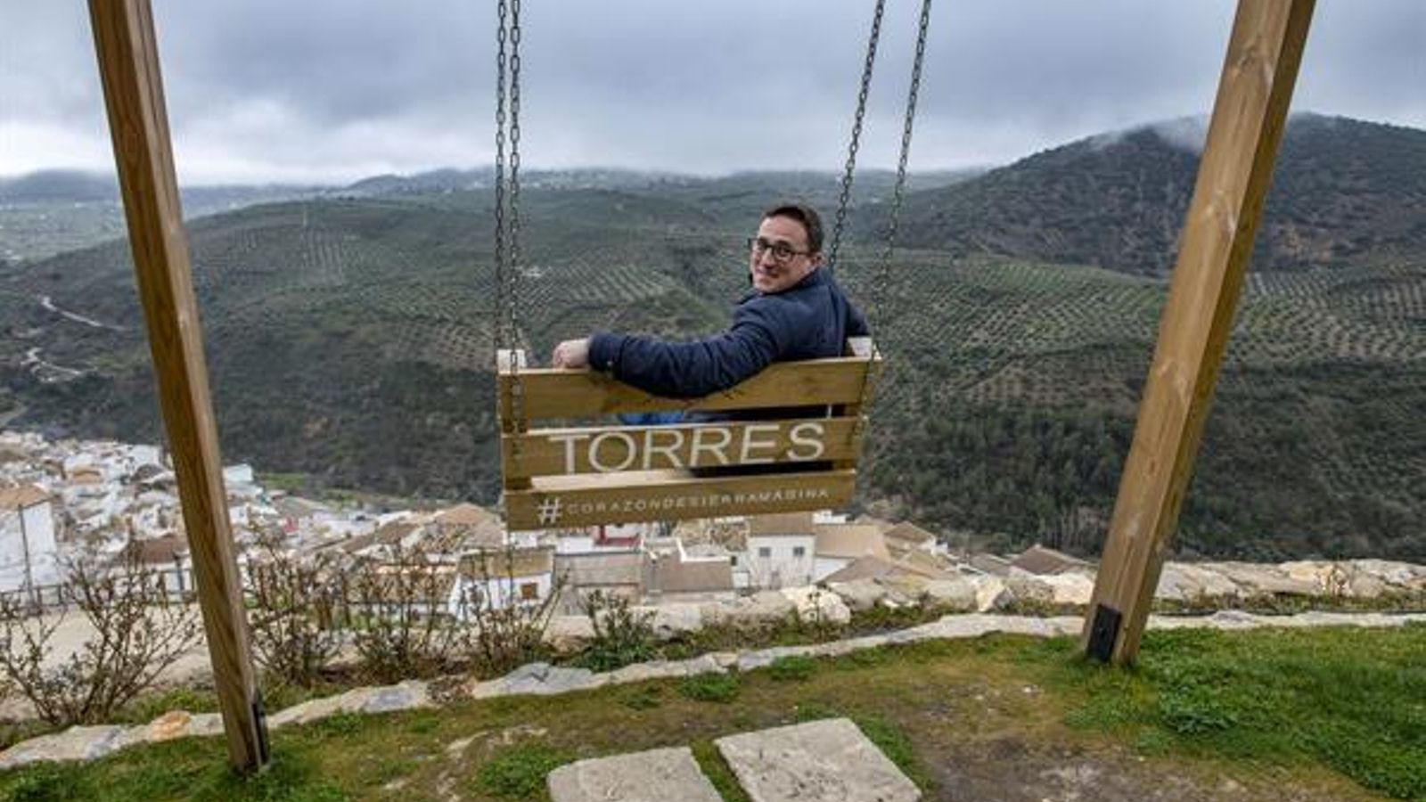 El alcalde posa en el columpio gigante con vistas panorámicas del municipio.