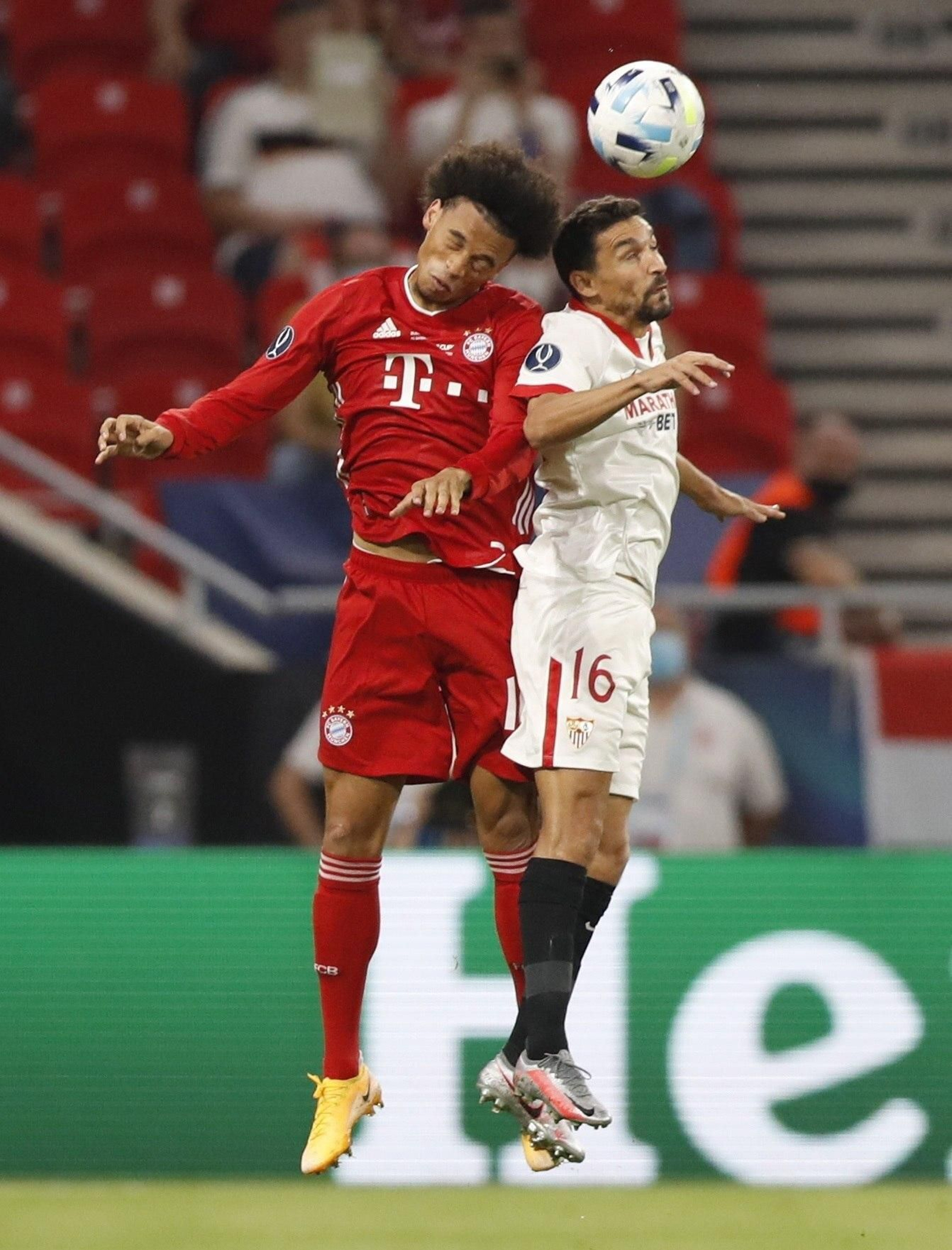 Jesús Navas disputa el balón con Sané.