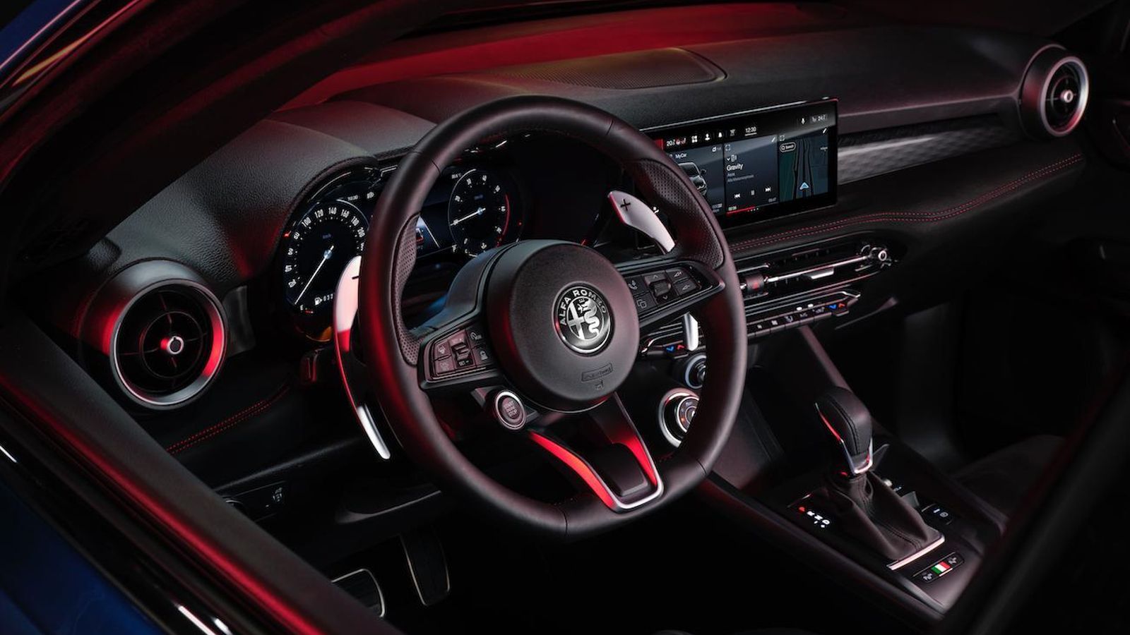 Alfa define bien las dos zonas del salpicadero, la del conductor en la que éste se vuelca hacia él; y la del acompañante. Entre los elementos más característicos del Tonale están las grandes levas del cambio de aluminio.