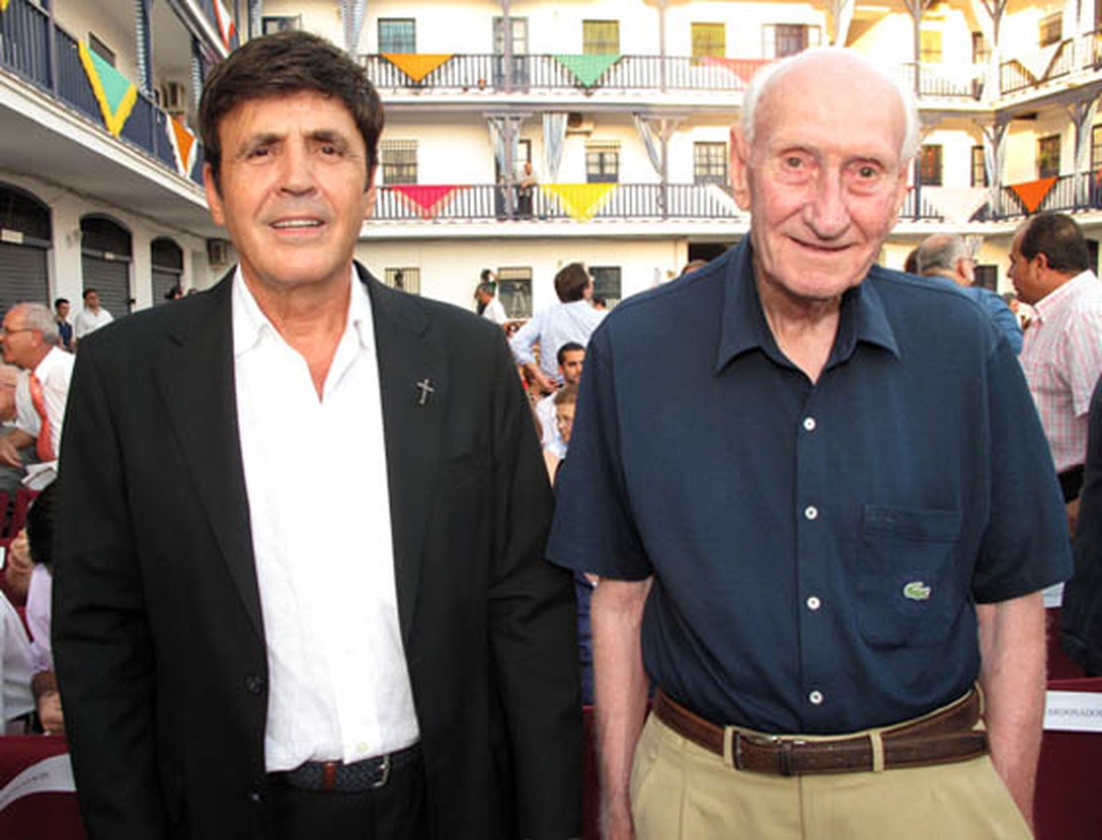 Manuel Azcárate, vicario parroquial de Santa Ana, y Luis León, nombrados trianeros adoptivos.

Foto: Victoria Ramírez