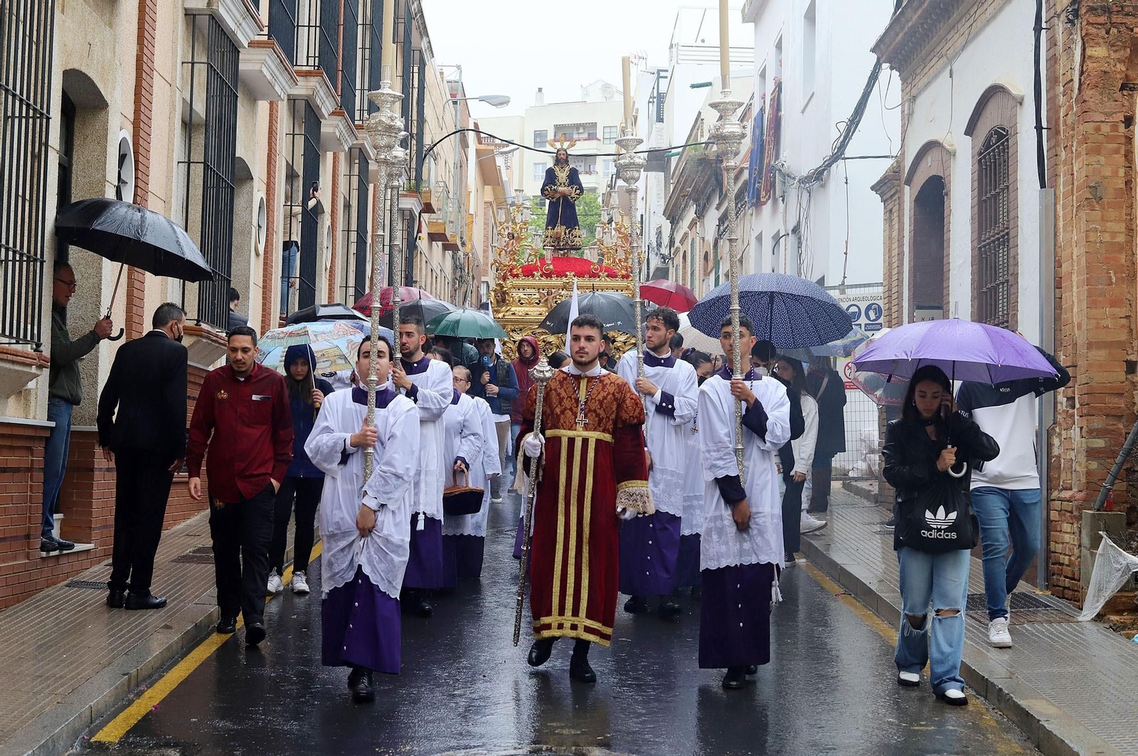 Imágenes de la procesión del Cautivo  bajo la lluvia en Huelva