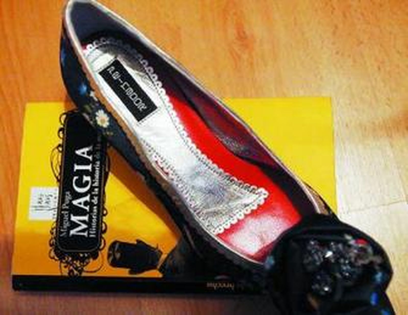 Marifé Peinador y su hermana en un sofá de su showroom juegan con las cartas de la baraja.