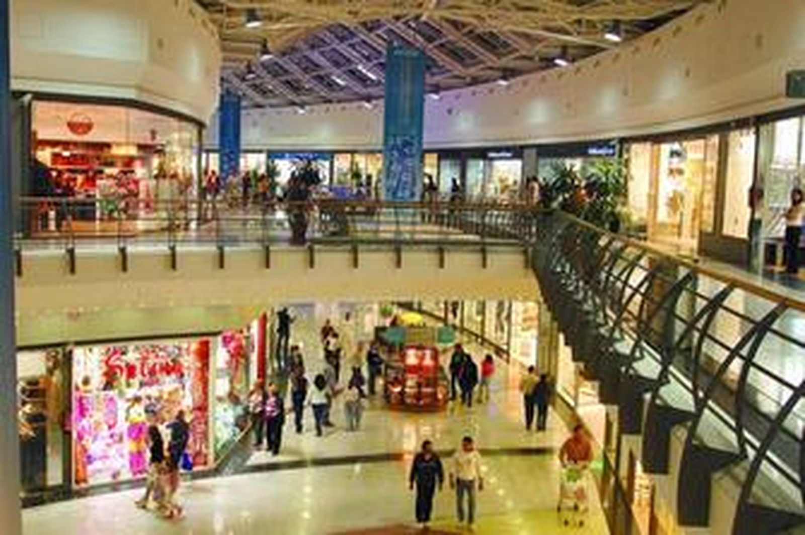Interior del centro comercial Airesur, en Castilleja de la Cuesta, inaugurado en 2005.