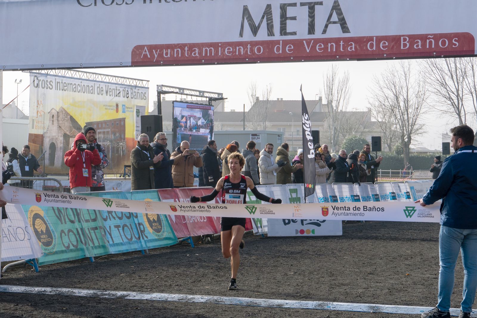 Carolina Robles entra en la meta como ganadora en el Cross de Venta de Baños.