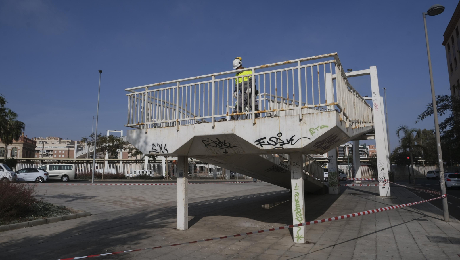 Imágenes del desmatelamiento de la pasarela de Renfe, en Almería