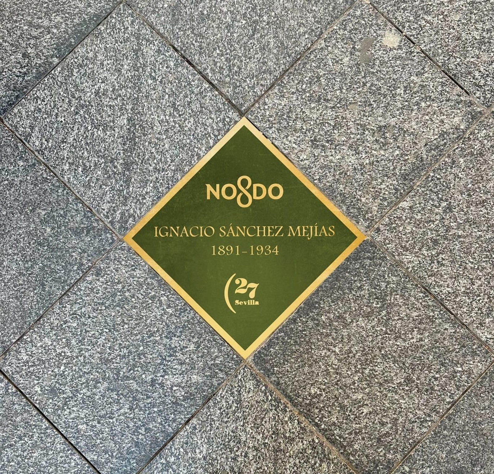 La placa en homenaje al torero y dramaturgo Ignacio Sánchez Mejías.