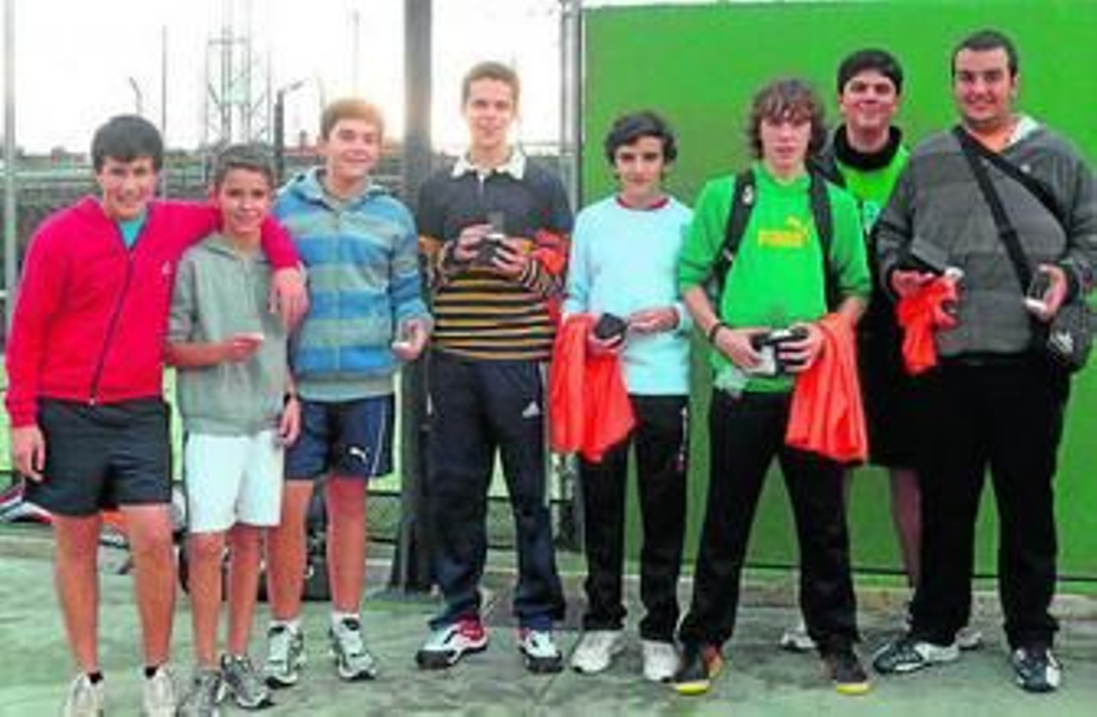 Las parejas mejor clasificadas en el torneo, con sus trofeos.