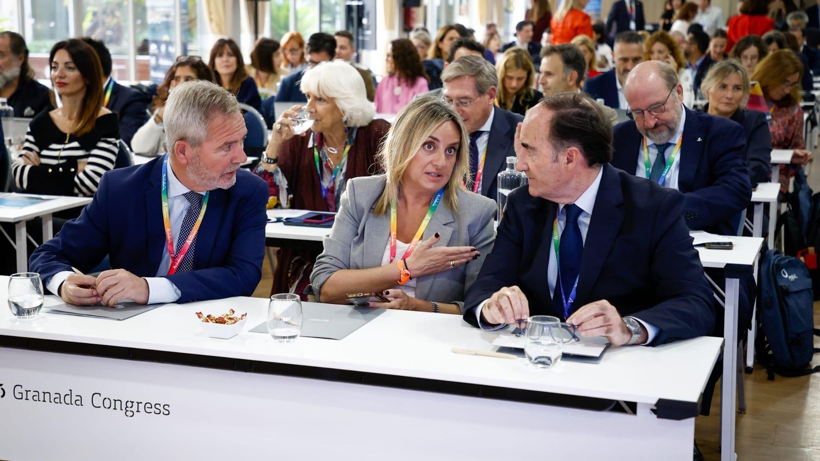 El presidente de la Autoridad Portuaria de Motril, José García Fuentes, la alcaldesa de Granada, Marifrán Carazo, y el presidente de Suncruise, Gerardo Landaluce