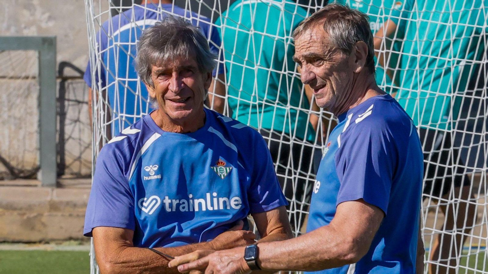 Manuel Pellegrini, en un entrenamiento junto a su ayudante Rubén Cousillas.