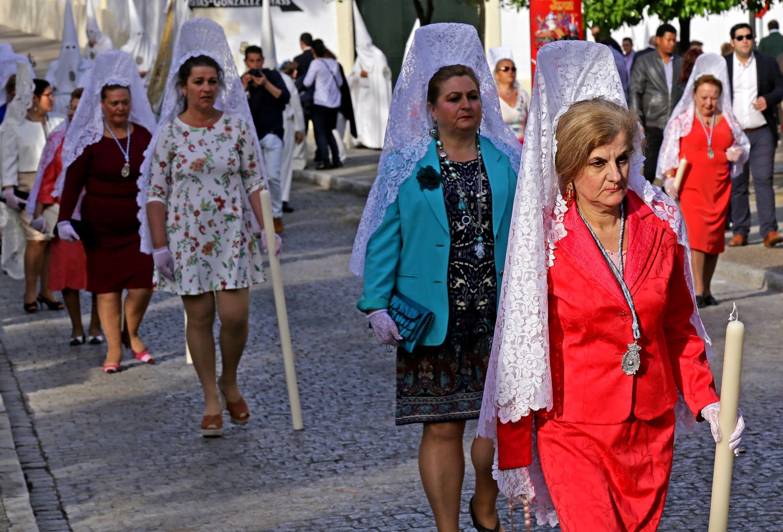 También se mantuvo la tradición de la mujer tocada con mantilla blanca, hermanas de la hermandad que se ocuparon de crear una saya bordada para la Virgen