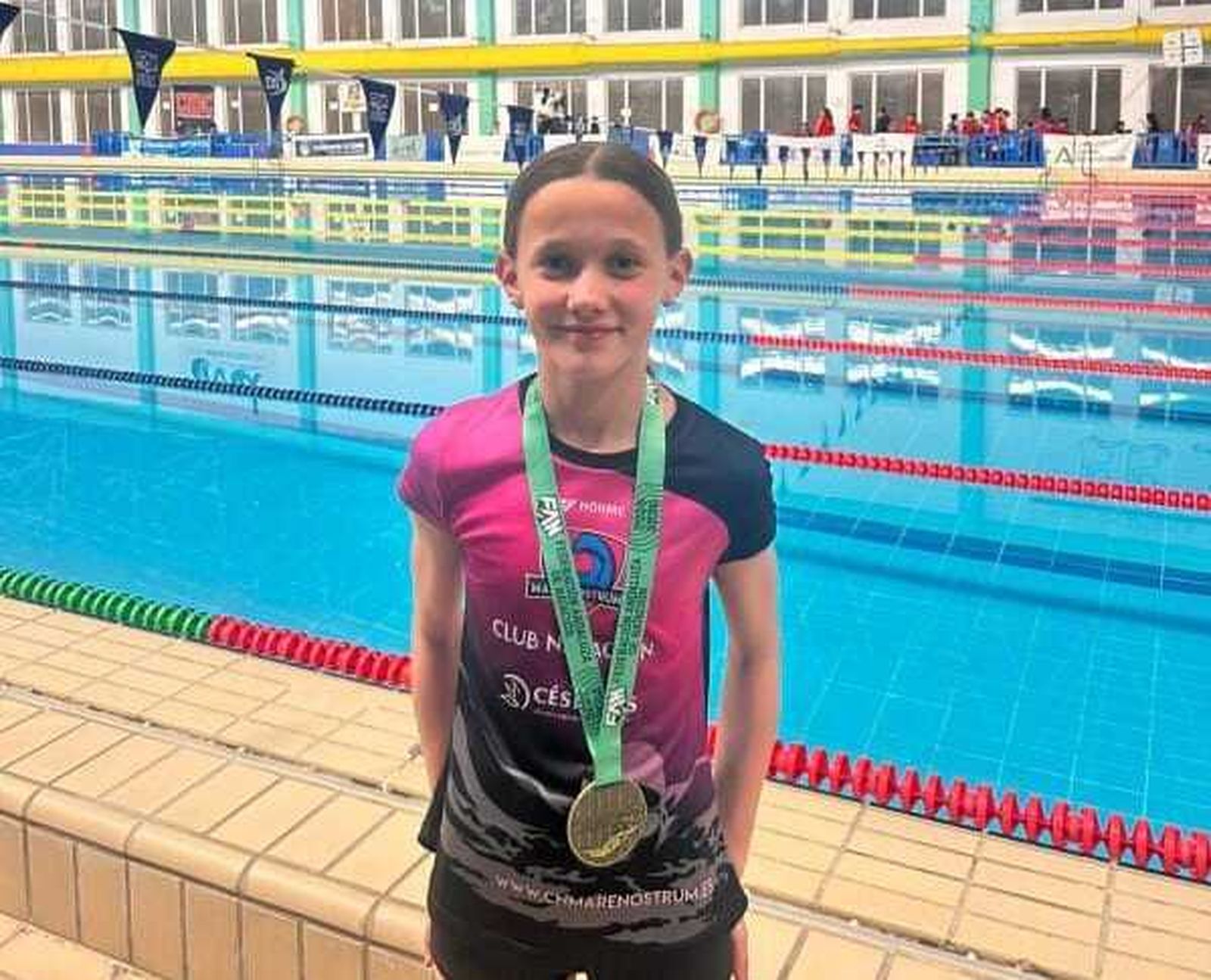 La nadadora almeriense posa con una de sus medallas conseguidas en tierras gaditanas