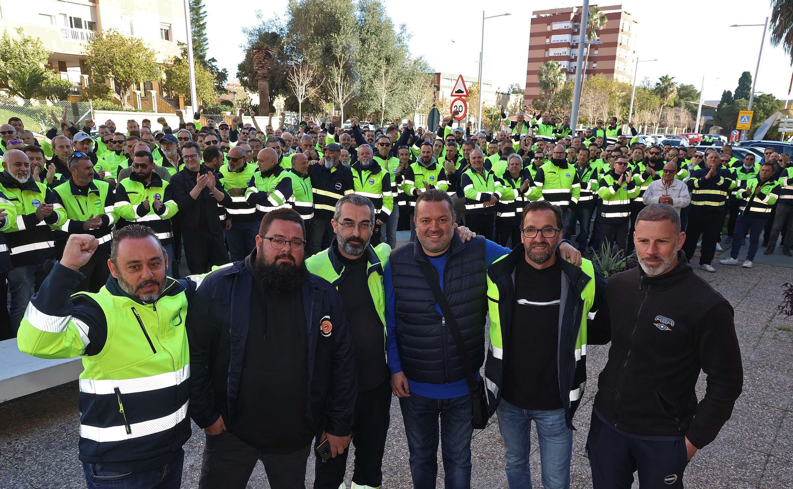 Imágenes de la entrada a los juzgados de los representantes sindicales de Acerinox en Algeciras