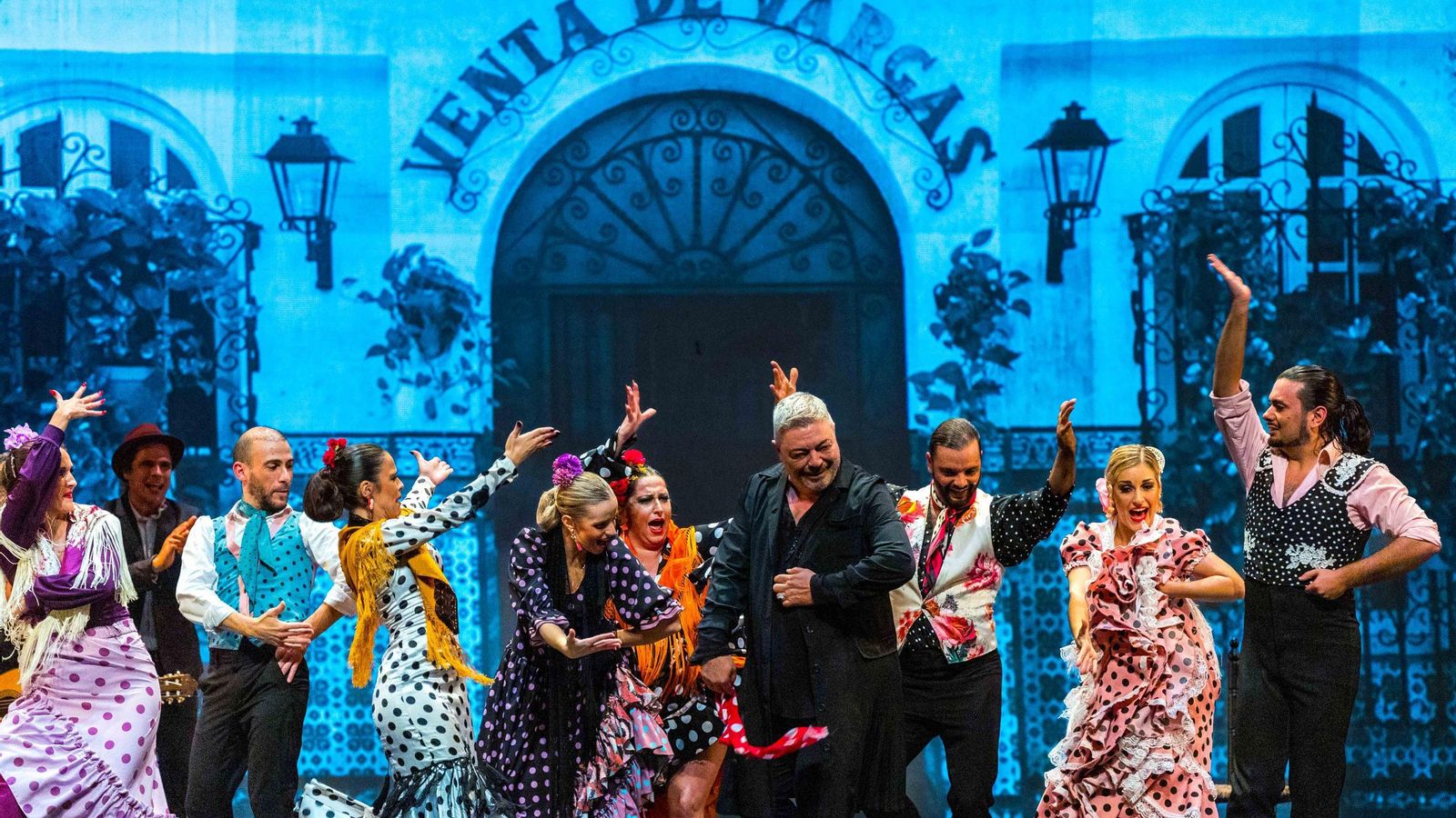 El fin de fiesta llenó de color el escenario del teatro. El fin de fiesta llenó de color el escenario del teatro.