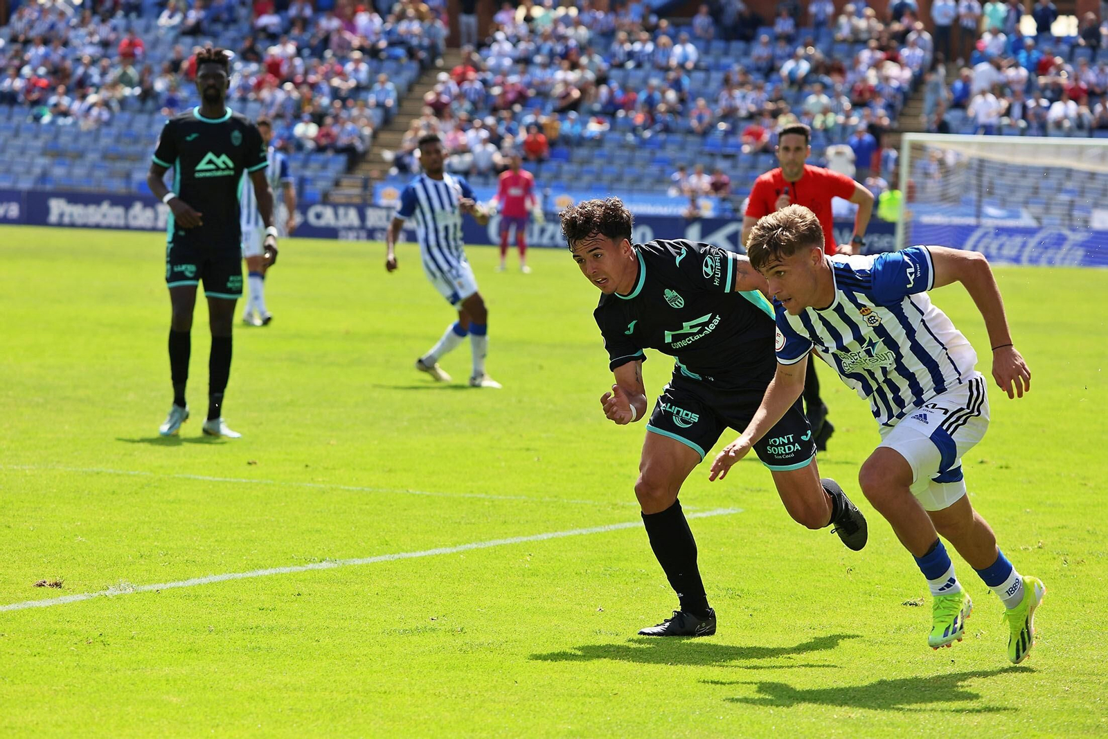 De la Rosa trata de zafarse de un rival en el duelo ante el Atlético Baleares.